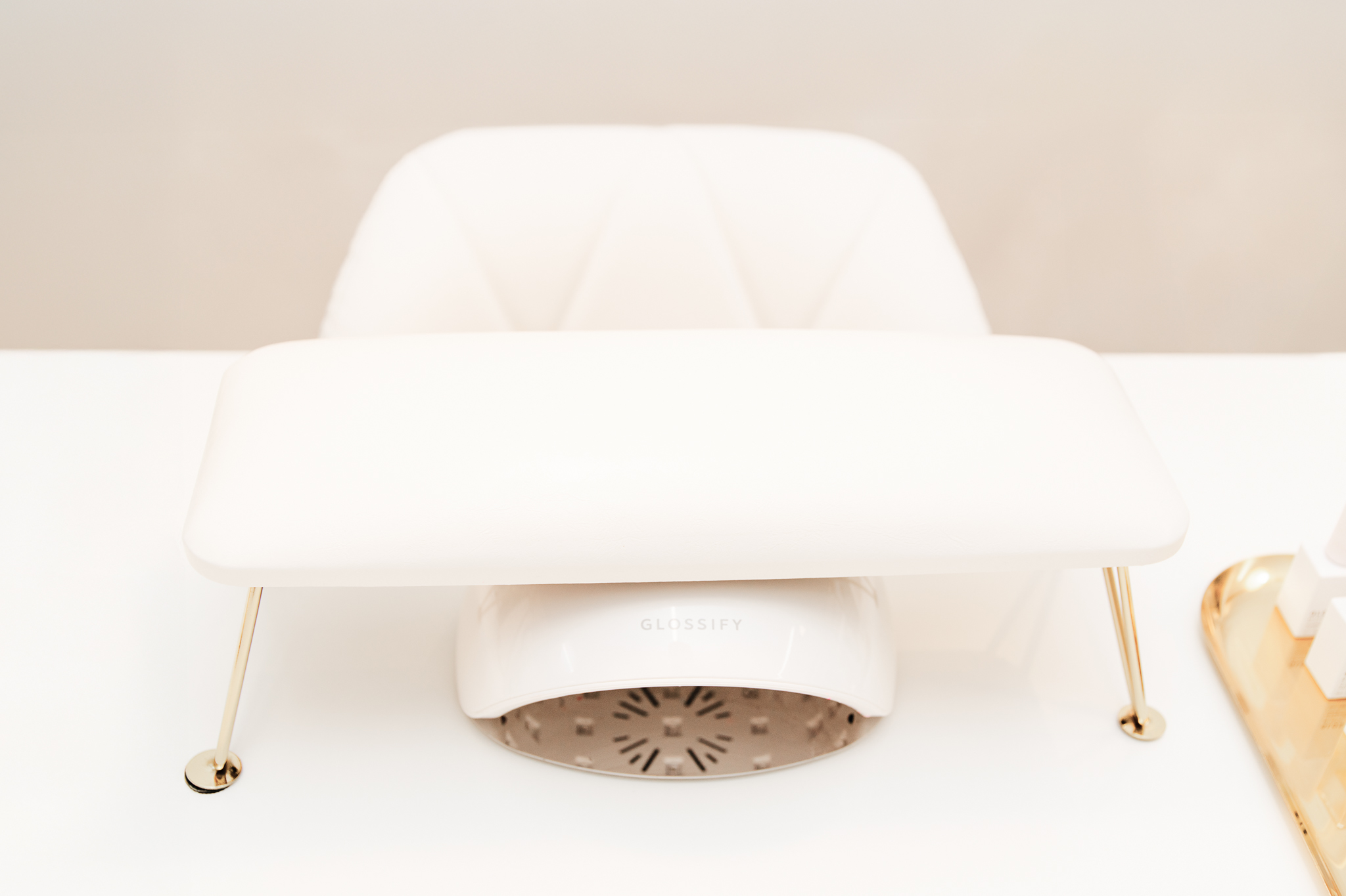 Glossify lamp underneath workbench